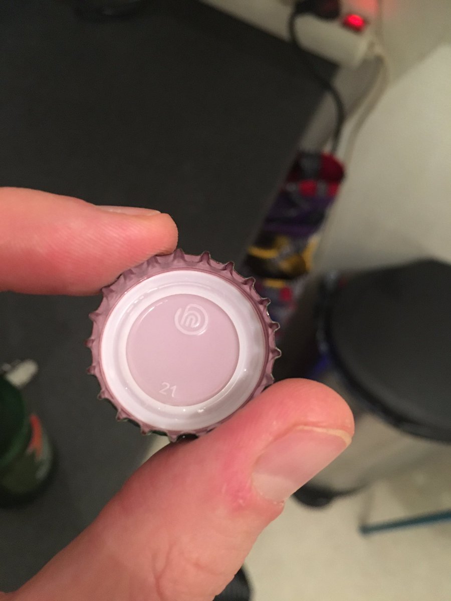 PiRGNO's tweet photo. @HEINEKENFrance, pourquoi l'intérieur de ma capsule est rose? #beer #heineken https://t.co/F6rLRN98xA