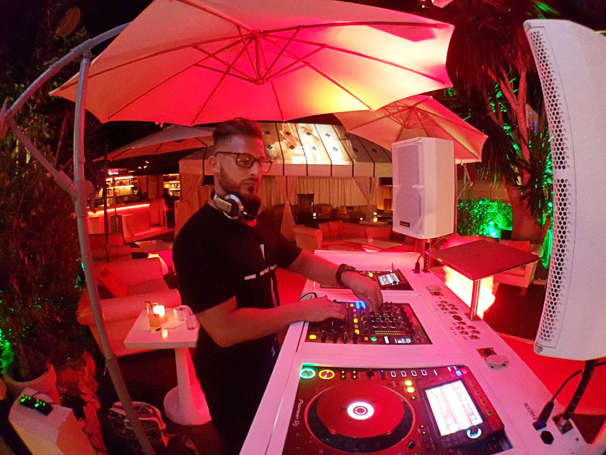 EthanHeich's tweet photo. Gracias a tod@s por venir, a mis compañeros y a @km5lounge por todo... Disfruté mucho de la sesión en la terraza! #EthanHeich #Ibizavibes https://t.co/tPtGo4Qb9m