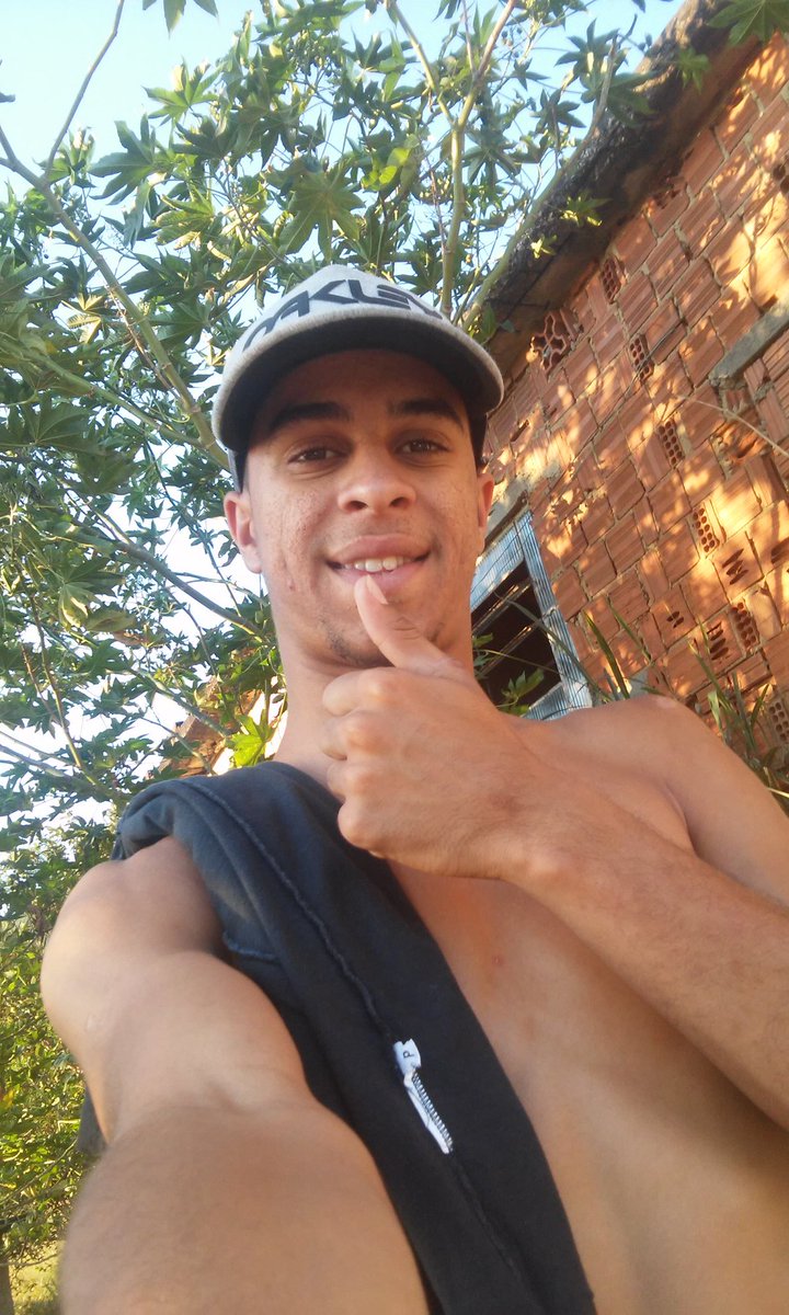 CaiqueG17's tweet photo. Eu To Feliz Cmg Mesmo ... 🎧😍
#ToDeLa ..#SouRaiz https://t.co/2yGQR3vnpg
