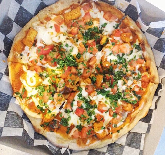 banyantreegrill's tweet photo. It might be Sunday, but with this pizza, the whole week looks brighter ☀️

Order online! https://t.co/RjZt5Ha08N https://t.co/dfog94dACv