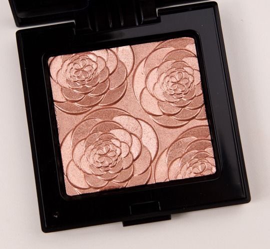 glowkit's tweet photo. The Laura Mercier “rose rendezvous” highlighter is so pretty https://t.co/kfcU6EL0xm