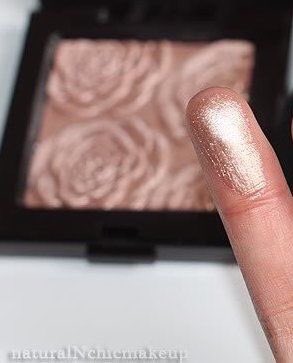 glowkit's tweet photo. The Laura Mercier “rose rendezvous” highlighter is so pretty https://t.co/kfcU6EL0xm