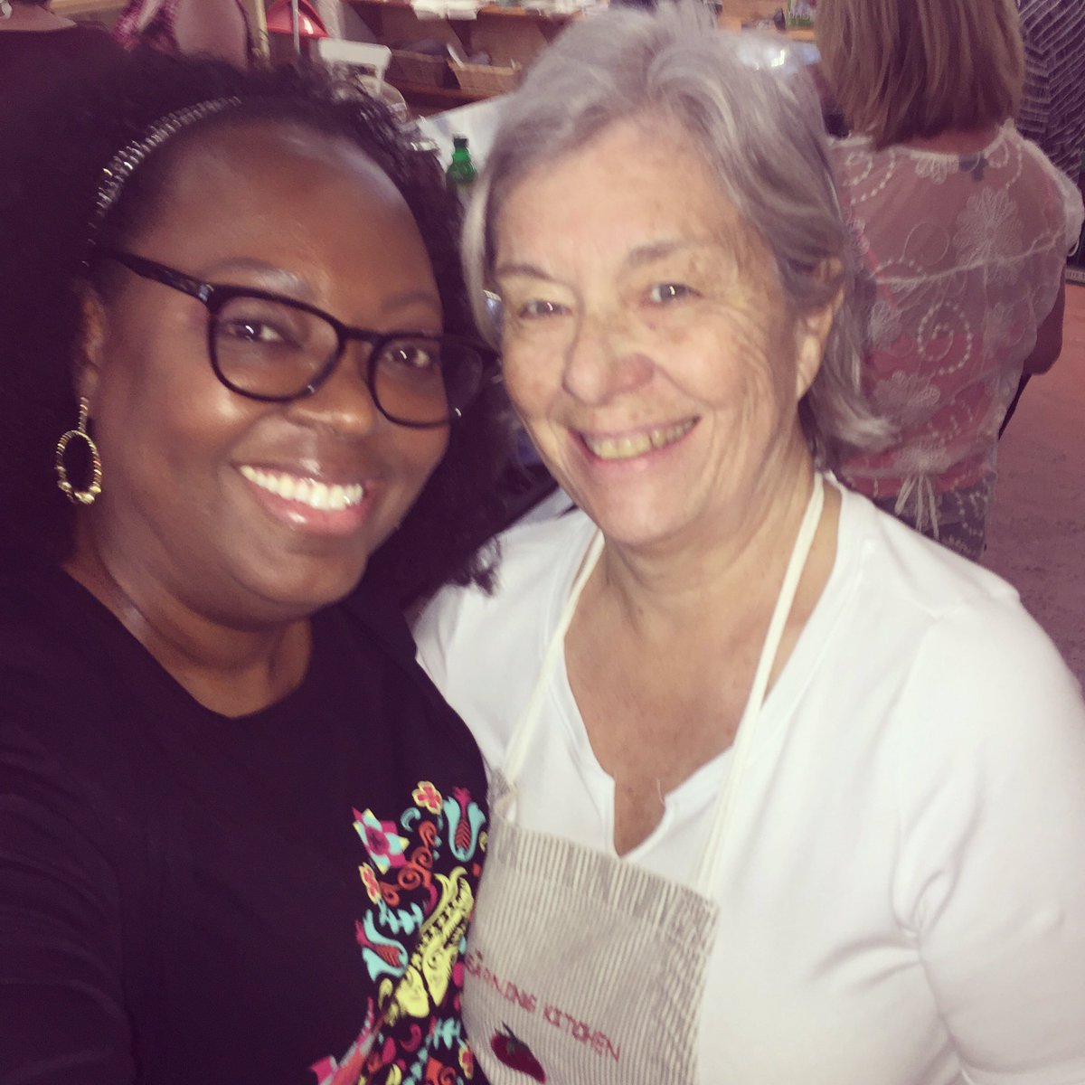 TrellisUsher's tweet photo. Thanks Lynn & @fordwarriorsinpink for a fabulous workshop! #MoreGoodDaysTour #thecurbmarket #warriorsinpink #modelsofcourage #preservingnow https://t.co/nbqwueAEVL