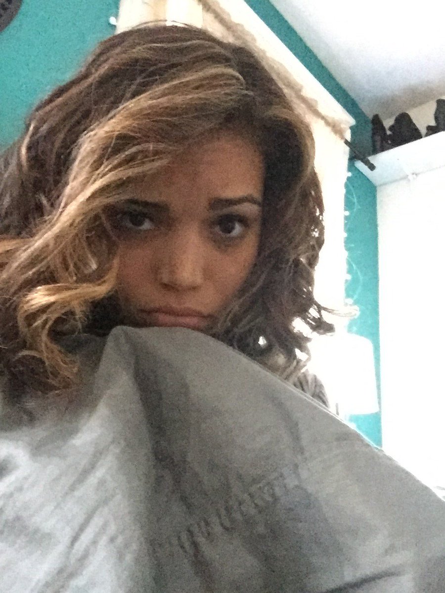 CiaraRenee8's tweet photo. I’m freezing. My building most likely won’t turn heat on, may be popsicle by end of day. #HeyFall #WhereYaBeen #INeedHeat https://t.co/r6N5fOb7ld