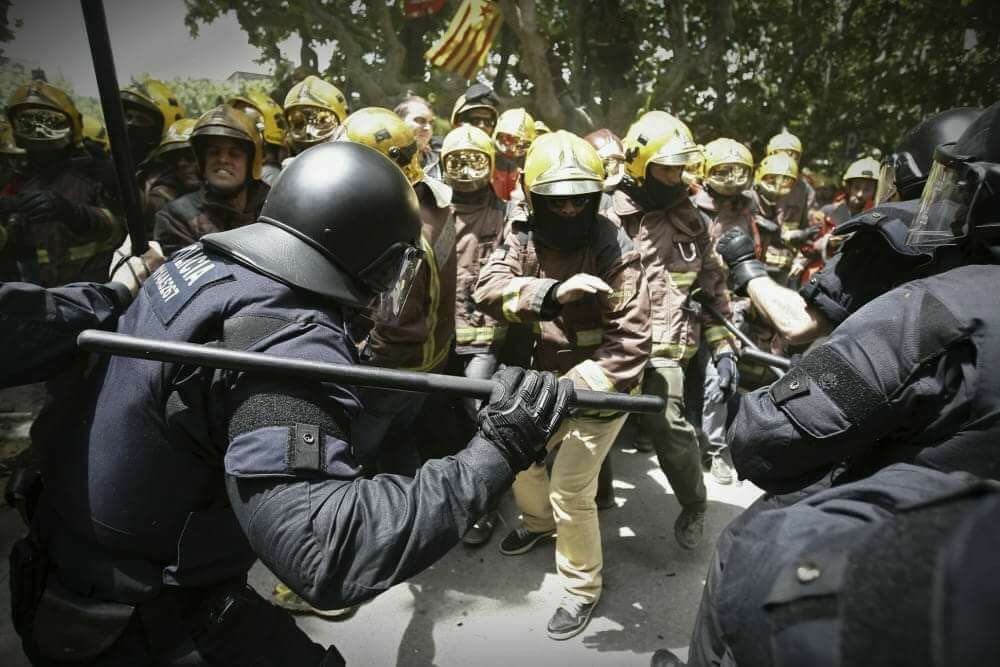 jpieraj's tweet photo. When firemen have to protect the people from the police.. Thanks @bomberscat you are the best! #CatalanReferendum #1OTV3 https://t.co/6Dr0lmW3eZ