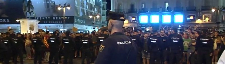 laSextaTV's tweet photo. VÍDEO | Cientos de personas se manifiestan en la Puerta del Sol de Madrid a favor del derecho a decidir #1OctARV https://t.co/YeV3dBxAAP https://t.co/xLPtwif8vF