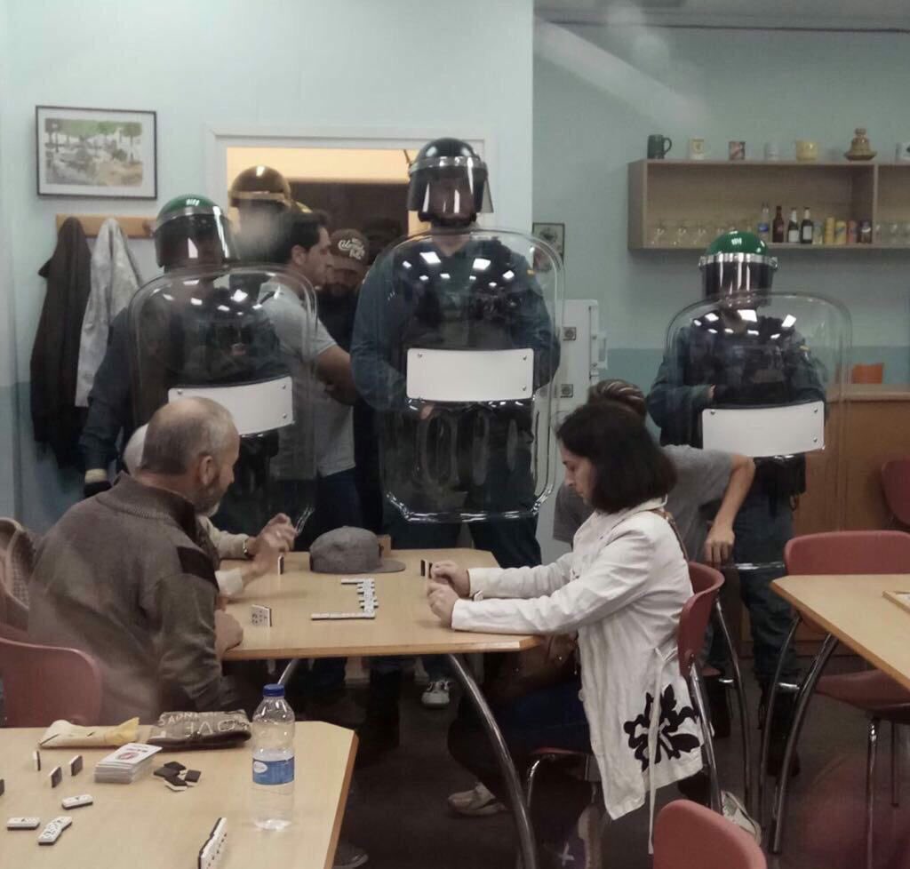 Multi_Deporte's tweet photo. En un pueblo de Catalunya han escondido las urnas y se han puesto a jugar al dominó. Estoy llorando. https://t.co/Cyl912e09U