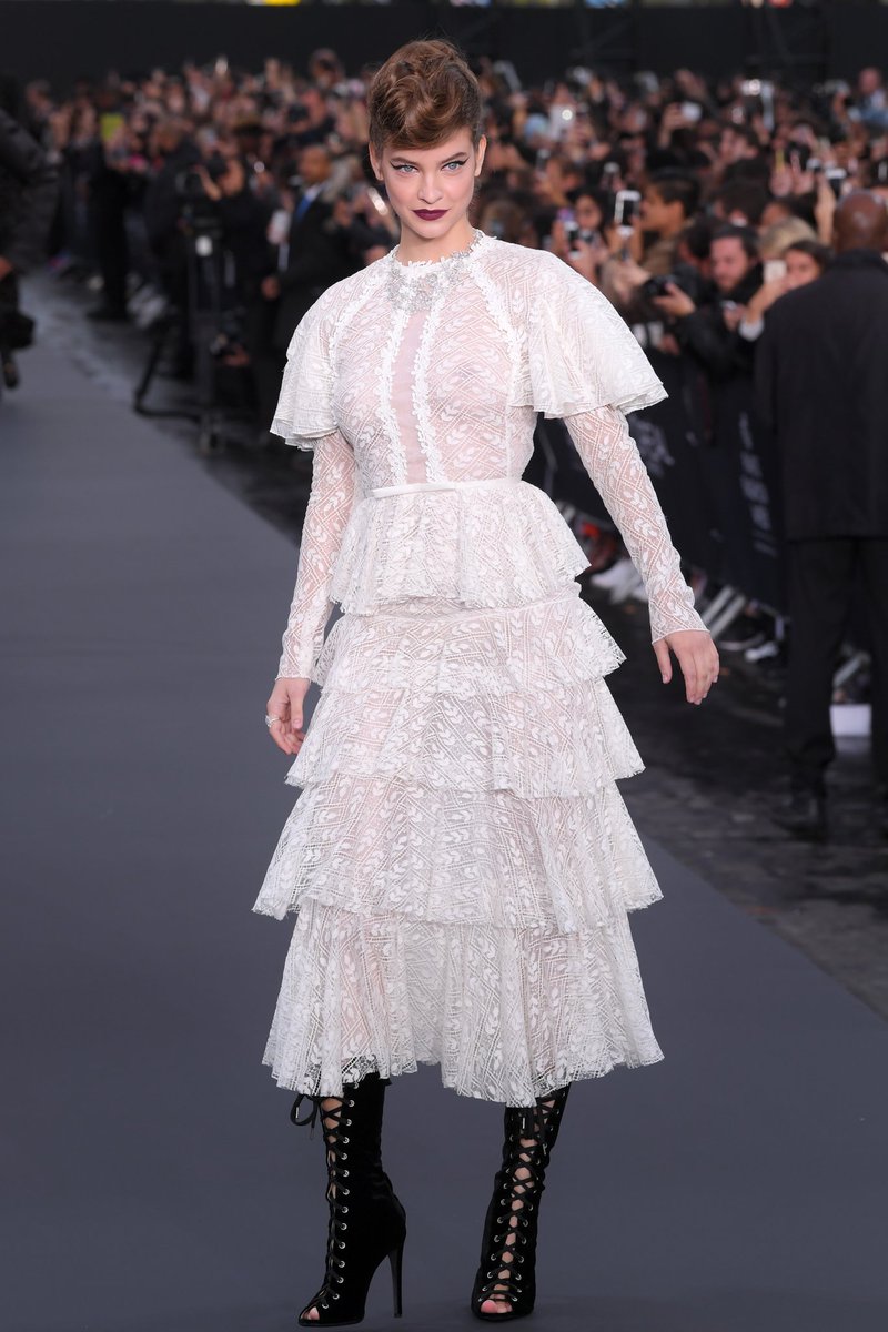 1 ตุลาคม: Barbara Palvin เดินแบบให้ L'Oreal ในปารีส