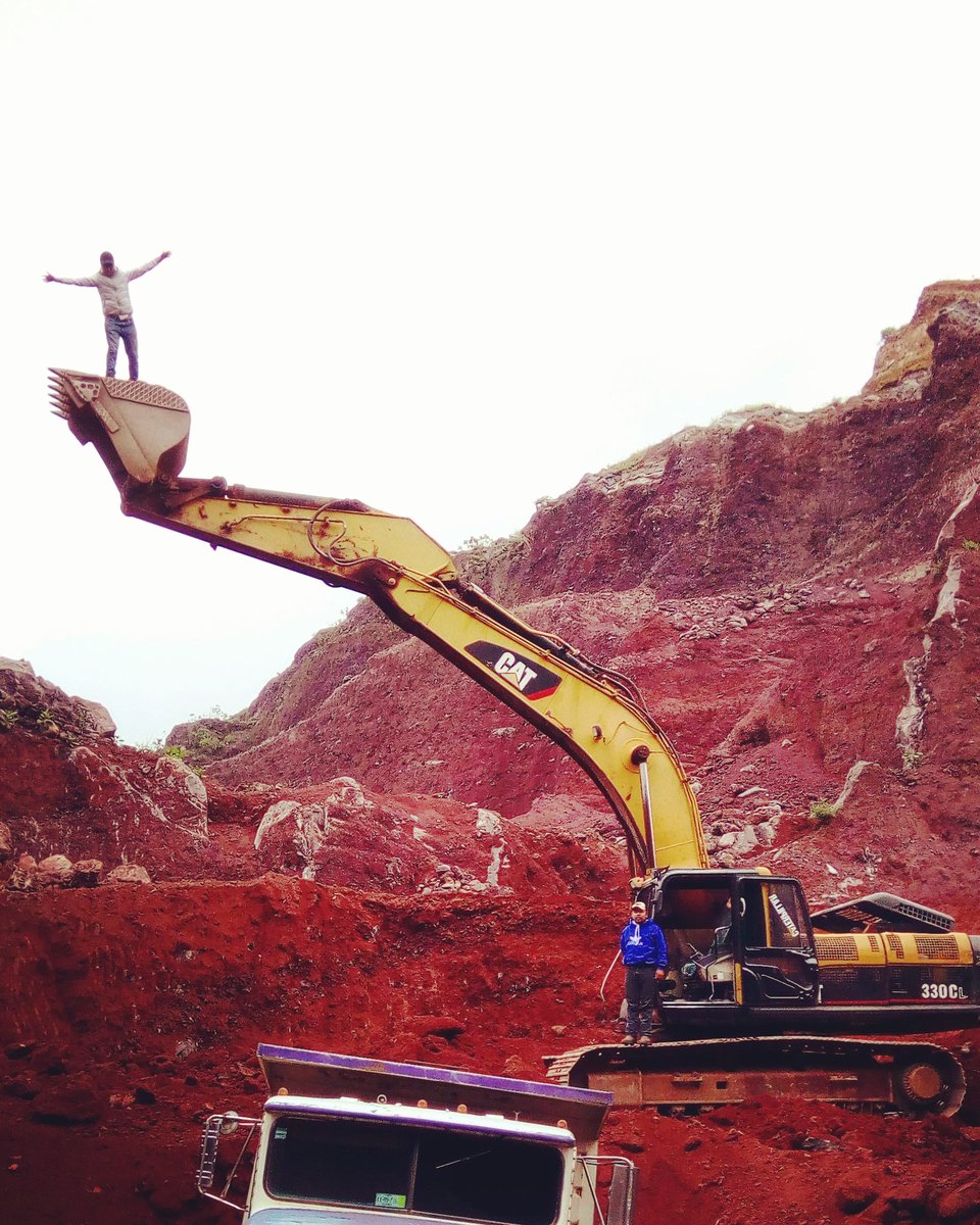 marcotrejoespin's tweet photo. Todo el sacrificio que haces, mañana tendrá su recompensa 😉 #excavator #330C #felizdomingo #team #sky #working #neblina #morning #frio https://t.co/HPc1Wznjdh
