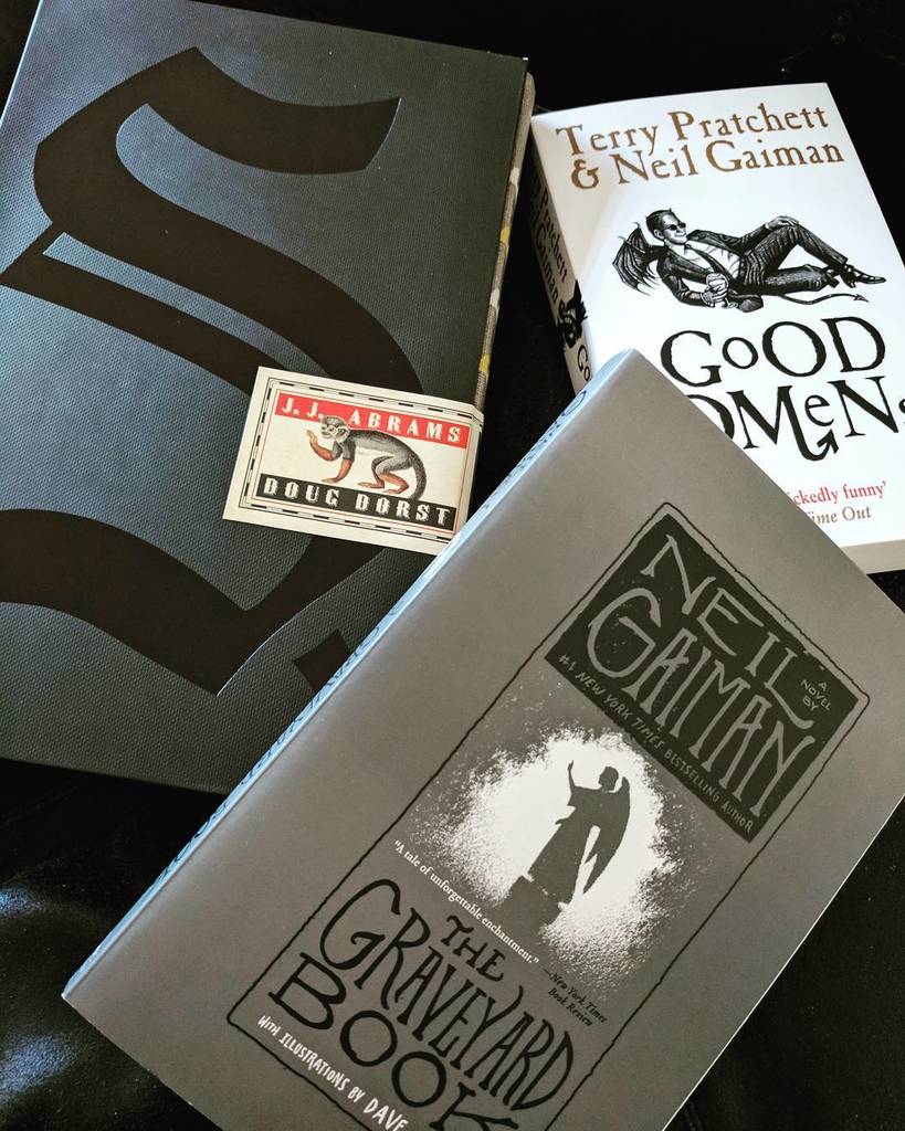 SlaterOnTheMic's tweet photo. New acquisitions. #bookgeek #neilgaimen #jjabrams #dougdorst #booknerd #iwantallthebooks #booklover #bookporn https://t.co/XRvGdHDw5R