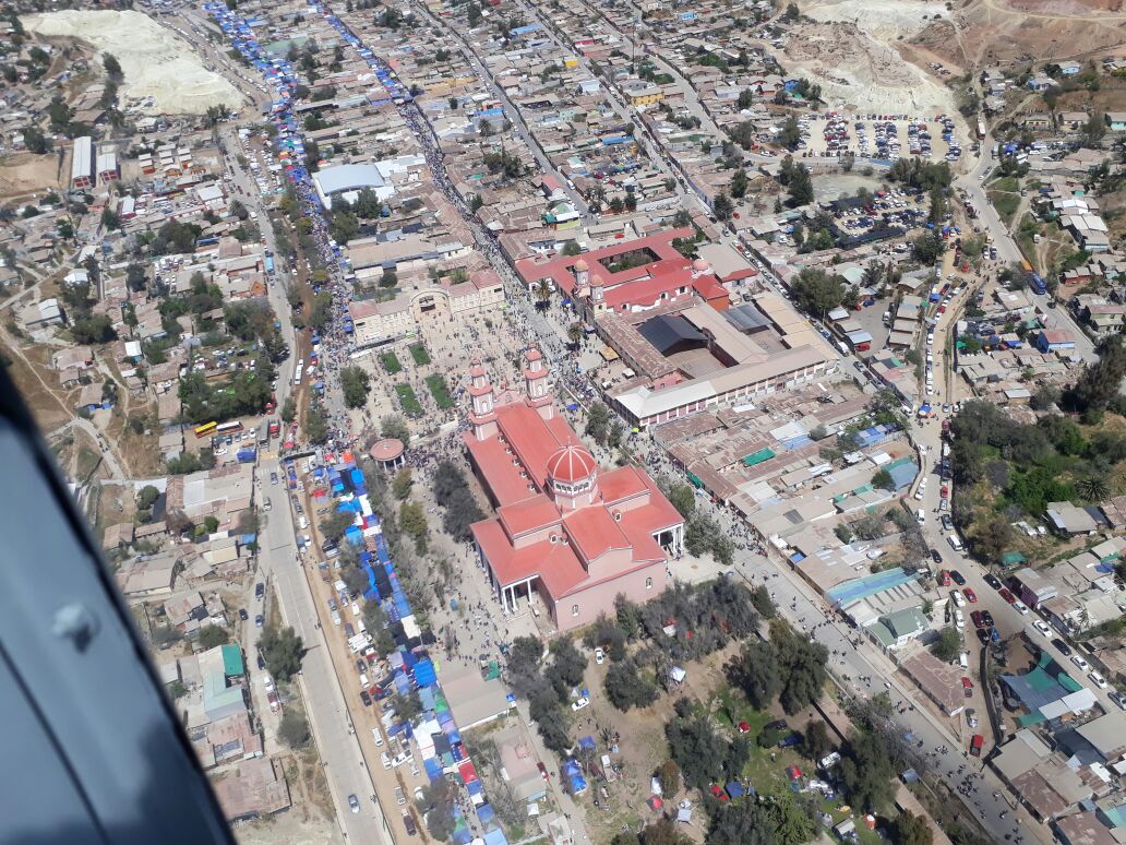 Carabdechile's tweet image. #Andacollo: Sección Aérea realiza sobrevuelo para verificar seguridad de peregrinos que suben al Santuario.