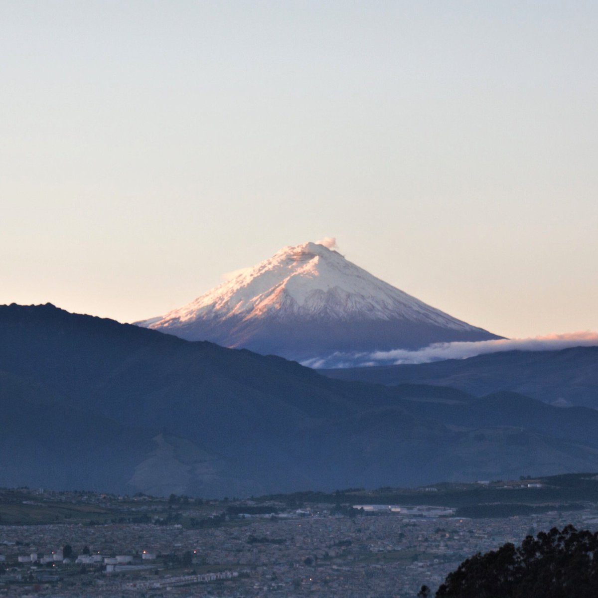 EIlyinskaya's tweet photo. #Alpenglow on Cotopaxi #volcano & still-sleepy city of Quito, seen from the top of another volcano, Guagua Pichincha #CCVG2017 #Ecuador https://t.co/AYlW4FhKx0