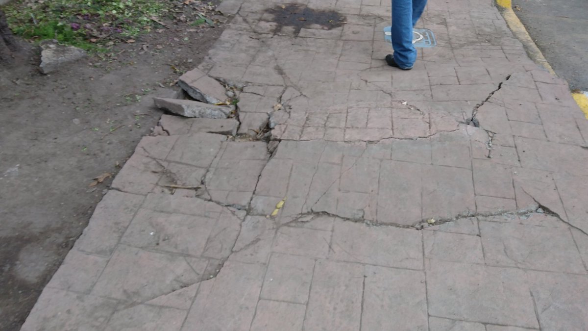 JesusCarrillo05's tweet photo. Así las cosas en el #ParqueModerna en @Colonia_Moderna @DelegacionBJ.  Banquetas rotas, tierra y grava tiradas en Juana de Arco ¡ya basta! https://t.co/kM2YWxTGiG