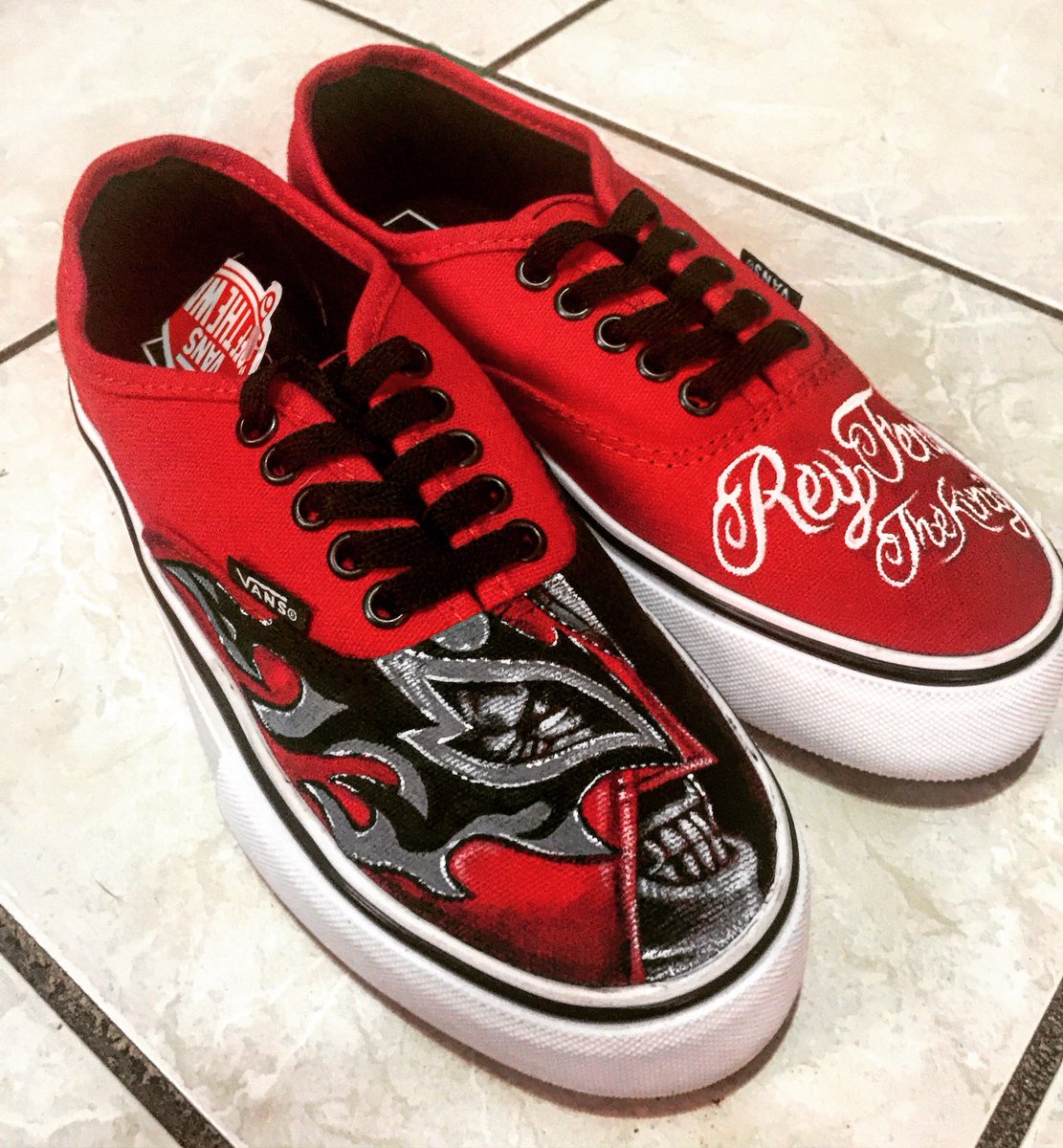OscarShockDG's tweet photo. Tenis @vans_mx personalizados para mi carnal @ReyFenixMx #TheKing #Ánimo #ShockDesign https://t.co/Di0qy6Kpy1