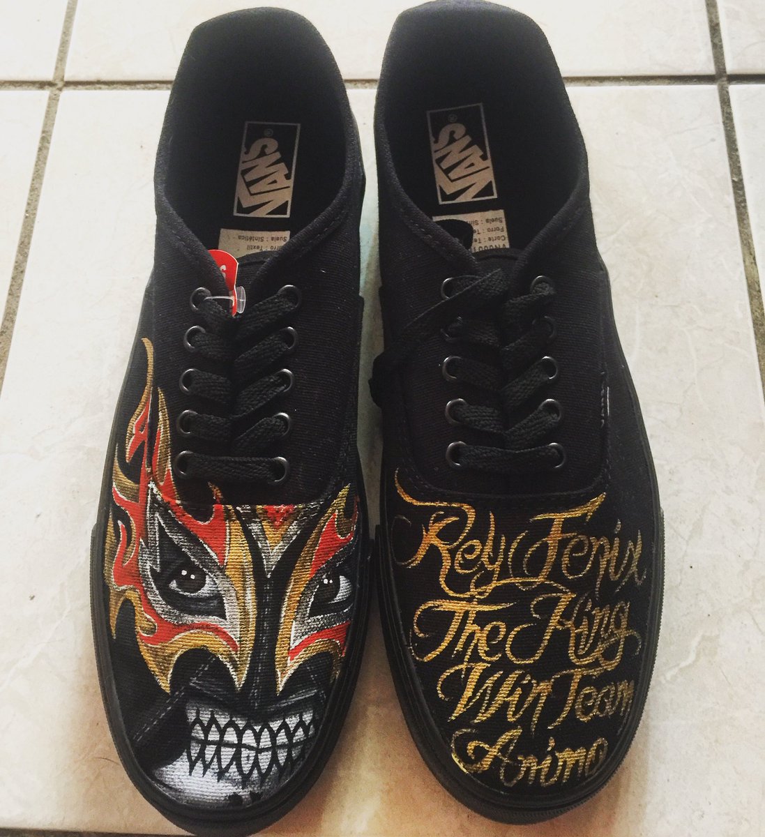 OscarShockDG's tweet photo. Tenis @vans_mx personalizados para mi carnal @ReyFenixMx #TheKing #Ánimo #ShockDesign https://t.co/Di0qy6Kpy1