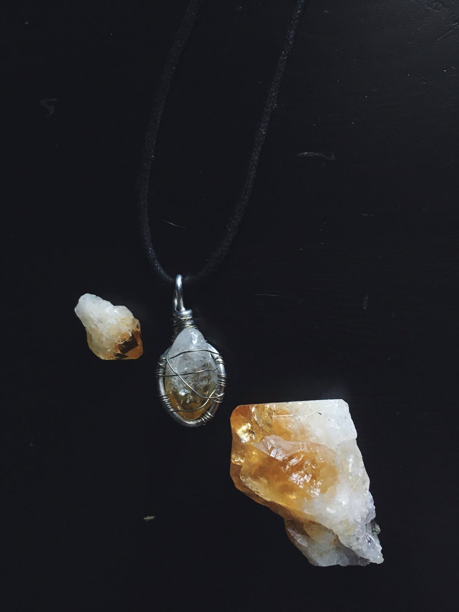 iiindigoaura's tweet photo. #citrine Pendant ✨🍁 #rootchakra #etsychaching #etsy  https://t.co/v6MgzjrsIA #jewelryonetsy #shoppershour #rt #retweet #handmade #orange https://t.co/umTiNBF8x7