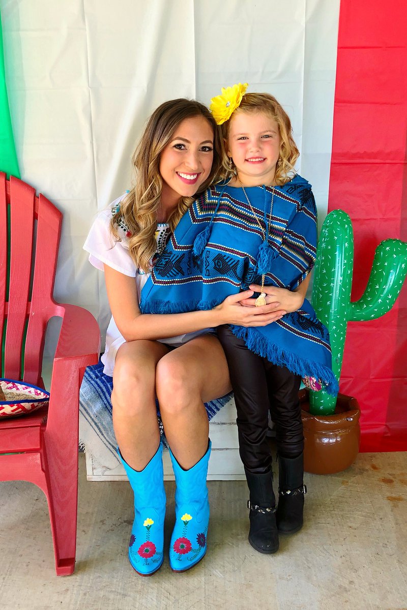 beingMsP's tweet photo. Fun times were had by all last night at our Families Meet Fiesta & engagement party!๐ฎ๐ฎ๐น๐ต๐๐ฝ๐ฅ๐ฏ๐ถ #DestinationDavis #TacoBelle #thoseshirtstho ๐ https://t.co/oeU5mUECF1