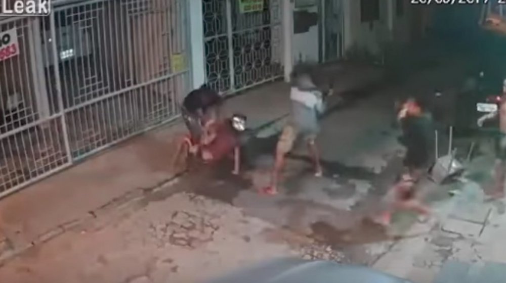 zonacero's tweet photo. De ladrón a víctima: fue a atracar y terminó siendo golpeado por la comunidad
https://t.co/4z3LJHyqaY https://t.co/LeRypZXXs1