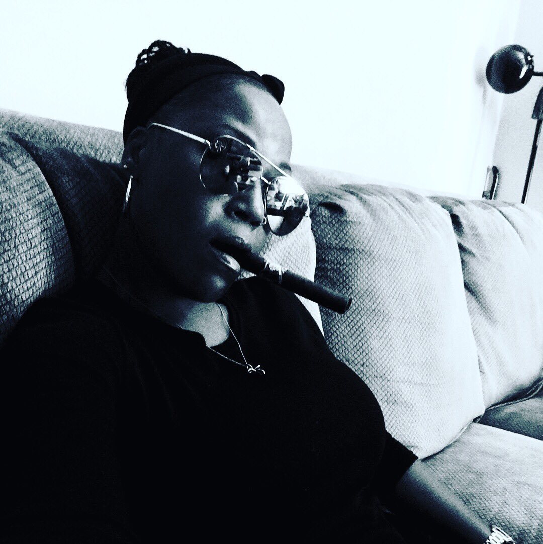 MemeElizabeth76's tweet photo. Football, Cigars and Wine #sundaysbest #cigarElegance #wesmoketoo #puffinpretty #WORK https://t.co/6O1SAB82r9