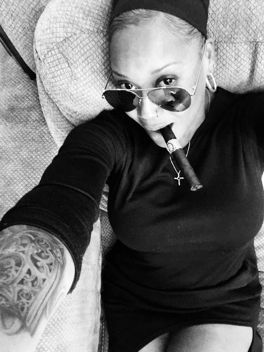 MemeElizabeth76's tweet photo. Football, Cigars and Wine #sundaysbest #cigarElegance #wesmoketoo #puffinpretty #WORK https://t.co/6O1SAB82r9