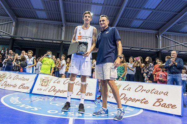CBSanIsidro's tweet photo. Boris Tisma del @RMBaloncesto , MVP del #U16Orotava2017 #VisitLaOrotava https://t.co/8u9GgkbmVx https://t.co/SswE93gPNp