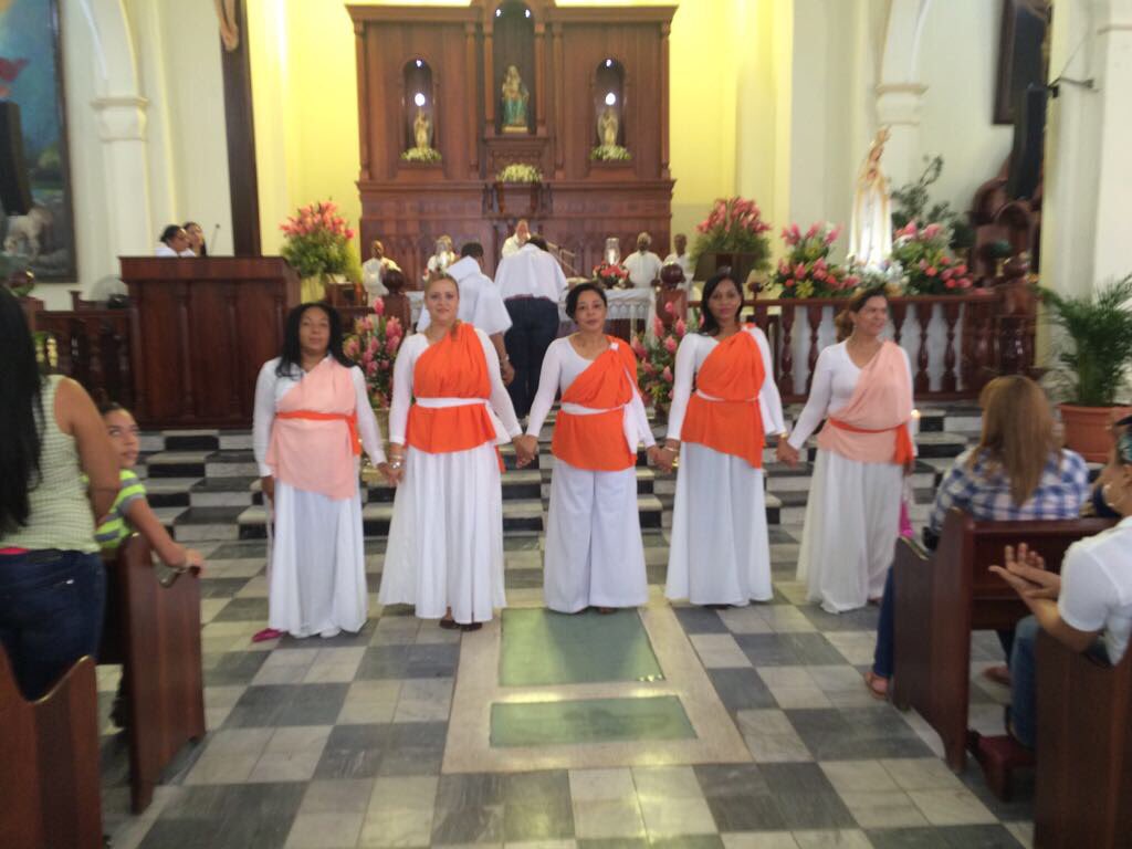 DGSPC_'s tweet photo. Usuarias CCR Abierto Para Mujeres Licey Al Medio, Santiago danzan en eucaristía en iglesia de Moca. #ModeloPenitenciarioRD @FraniaNavarro https://t.co/wQV4SBxrBz