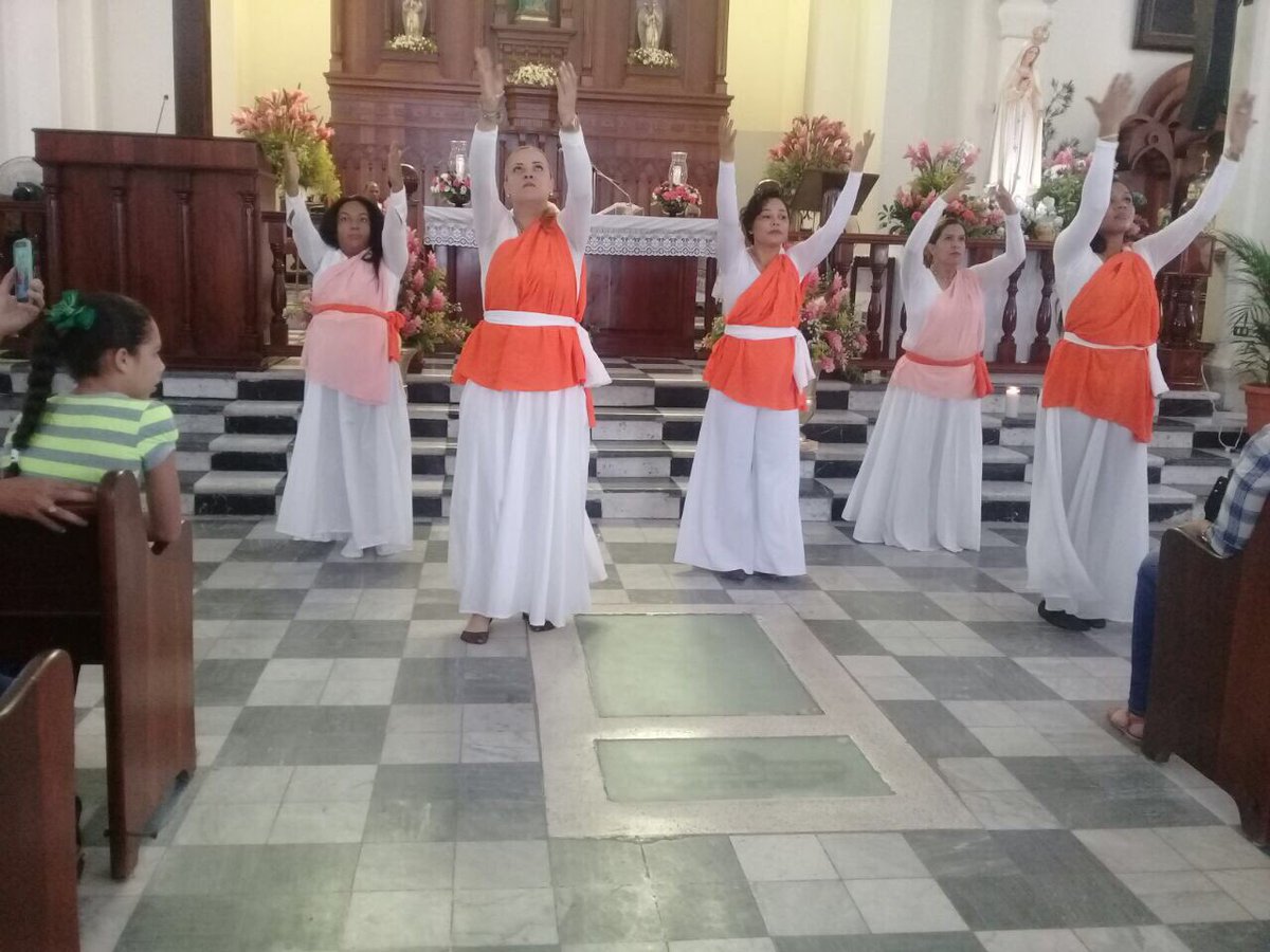 DGSPC_'s tweet photo. Usuarias CCR Abierto Para Mujeres Licey Al Medio, Santiago danzan en eucaristía en iglesia de Moca. #ModeloPenitenciarioRD @FraniaNavarro https://t.co/wQV4SBxrBz