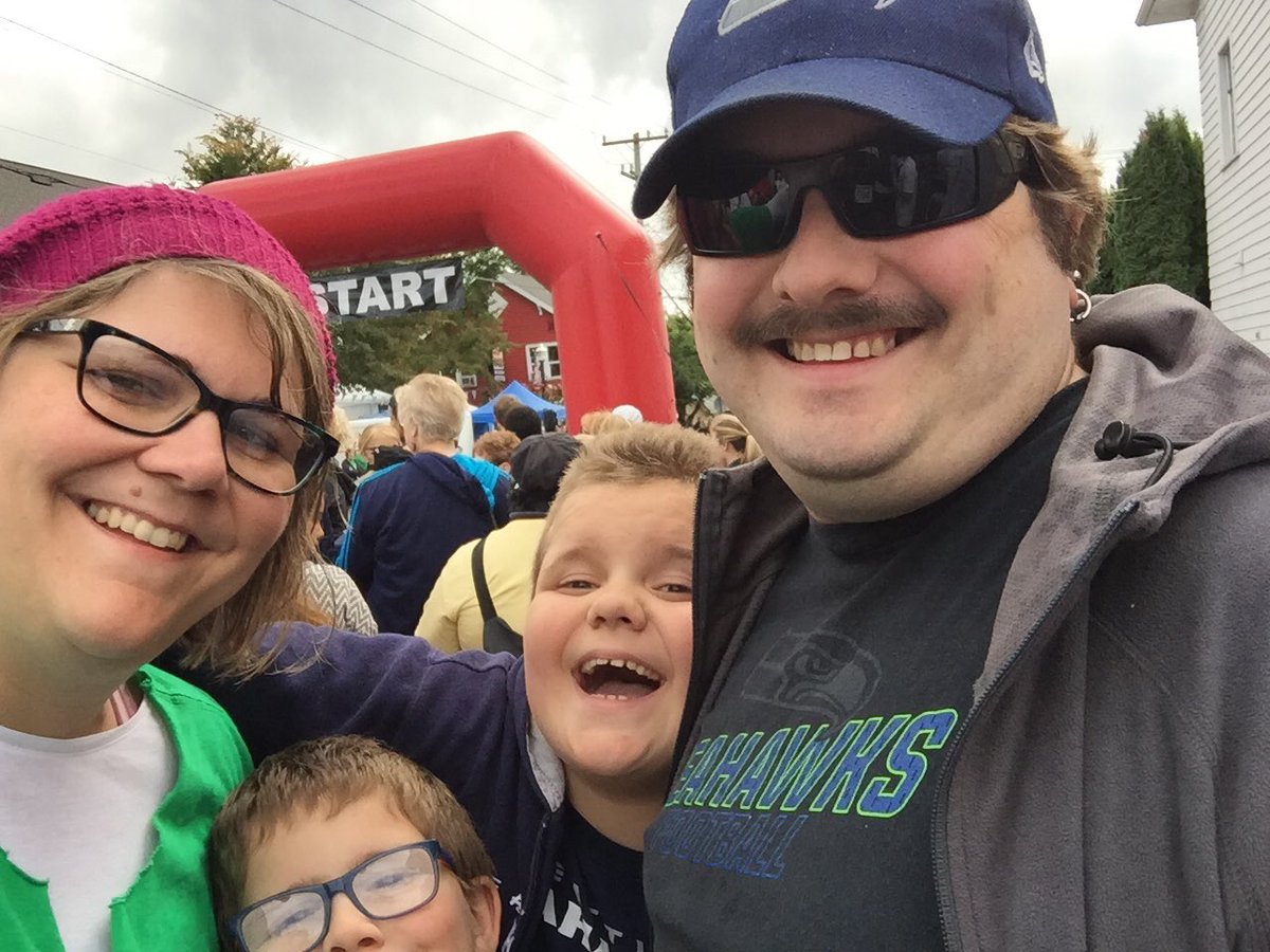 AlyssaMccaslin's tweet photo. Lots of fun running @BurienBratTrot with my family today! #HighlineProud https://t.co/1NIENzw9xv