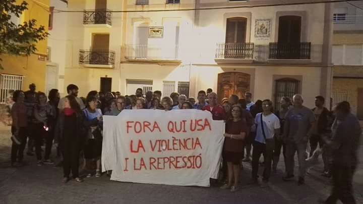 eupvbenifairo's tweet photo. Concentració a Benifairó per a condemnar les agressions contra la població civil catalana #vadedemocracia #PaísValenciàambCatalunya https://t.co/uxwxBNThjO