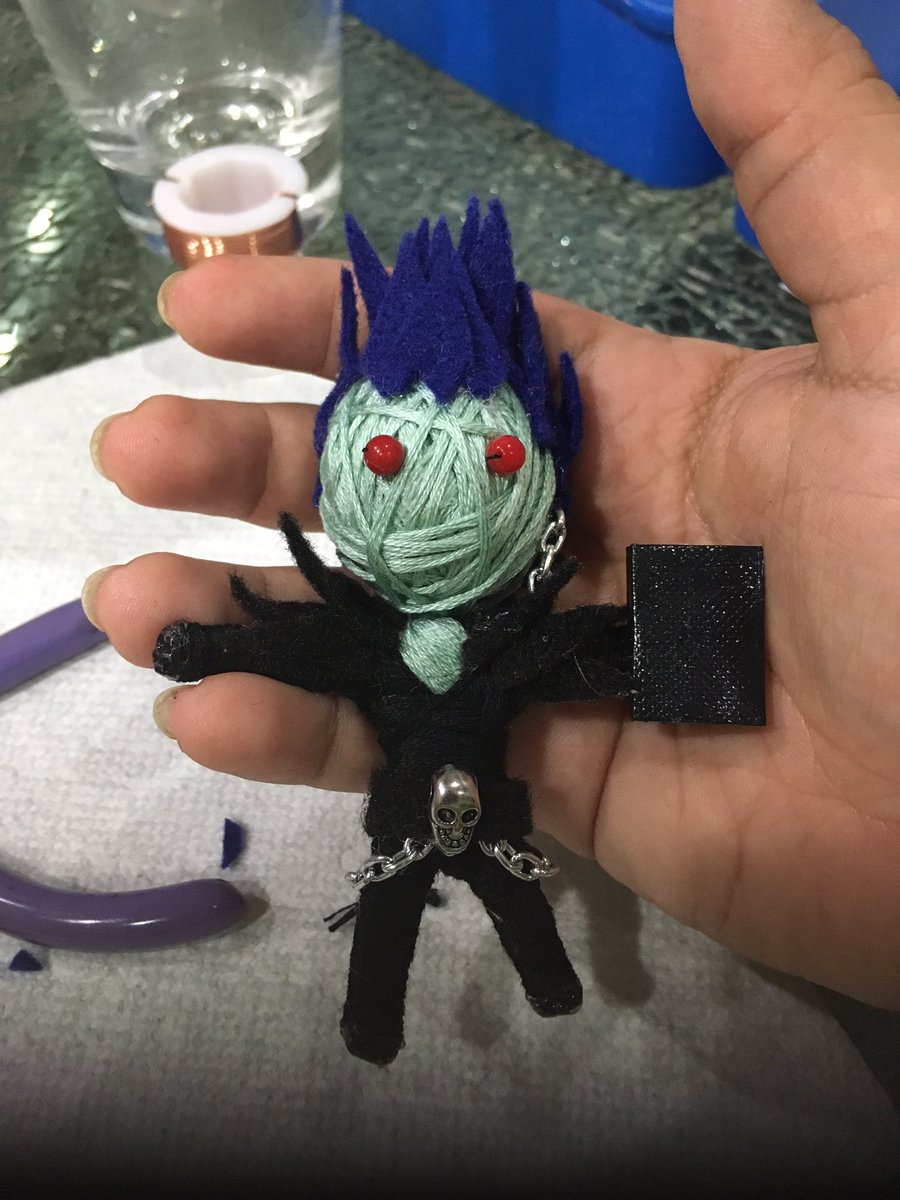 Alien_4_life's tweet photo. FINALLY! I've always wanted to do #ryuk but I just never got around to it #anime #stringdoll #stringdolls #deathnote https://t.co/aUsKyQEx3V