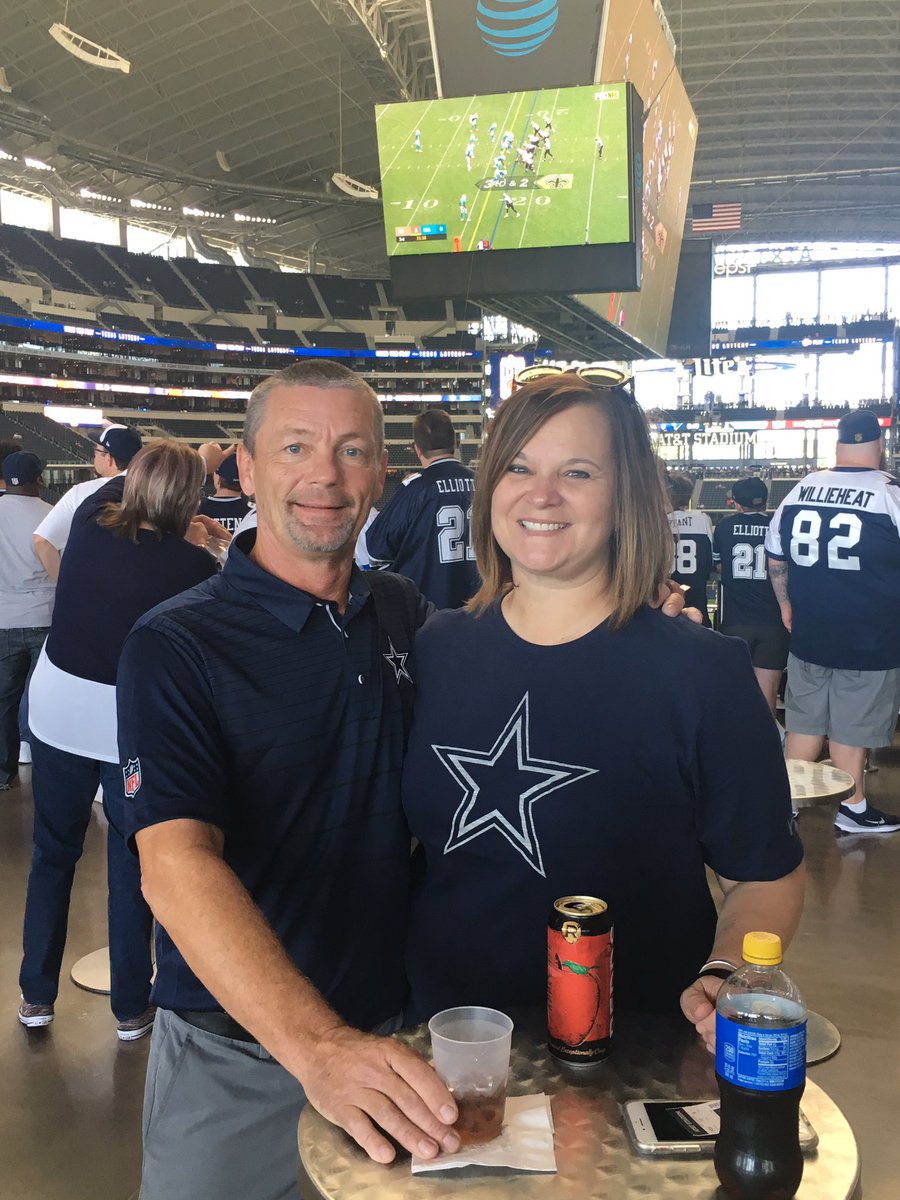 kkerianteacher's tweet photo. Me, my girl, and my hubby making memories in Dallas!  #weekendaway #parentsanniversary #missingAlex ✈️🏈 #dallascowboys https://t.co/QxknSZSKDm