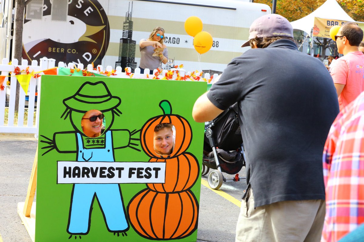 Guests enjoying the activities 🍂🍁🍃<a href="/FMHarvestFest/">Fulton Market Harvest Fest</a> #fmharvestfest