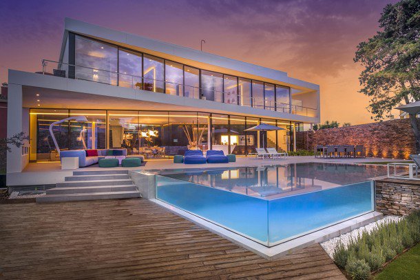 Casa moderna a orillas del Mediterráneo llena de grandes detalles arquitecturaideal.com/casa-moderna-a… vía <a href="/arqideal/">Arquitectura Ideal</a>