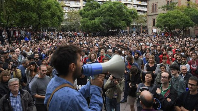 Subrayado's tweet photo. Sindicatos y asociaciones llaman a huelga general en Cataluña el martes #ReferendumCataluña 

https://t.co/CPFuPcmWO8 https://t.co/2wePMXT6B7