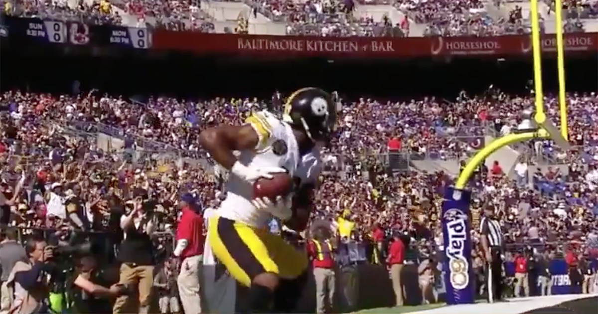 theScore's tweet photo. VIDEO: Steelers' JuJu Smith-Schuster celebrates TD with his best 'kamehameha.' ⚡️⚡️⚡️ https://t.co/Mi7Yojp4Qx https://t.co/IaEgbH8Sae
