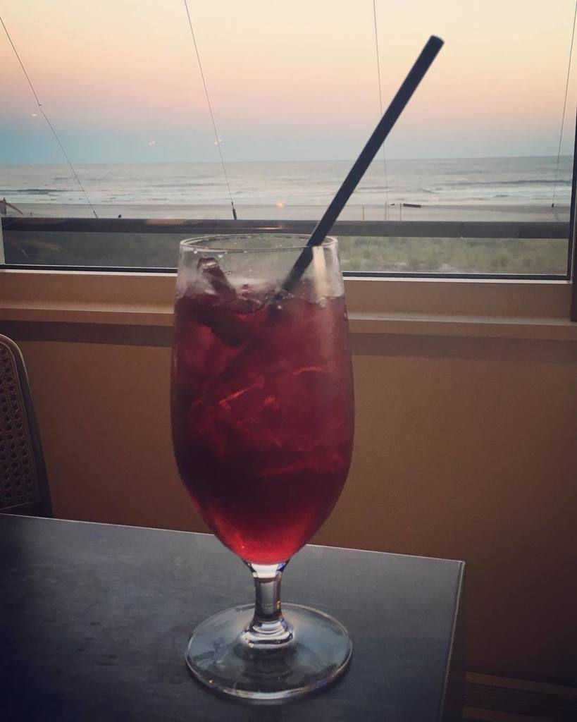 Bklynzizi's tweet photo. #sangria #redwine #happyhour #olonrestaurant #atlanticcity #chefjosegarces #doac #tropit #tropicana #cocktail #cocktails #bklynzizi #sunset… https://t.co/VcoFJpcYpb