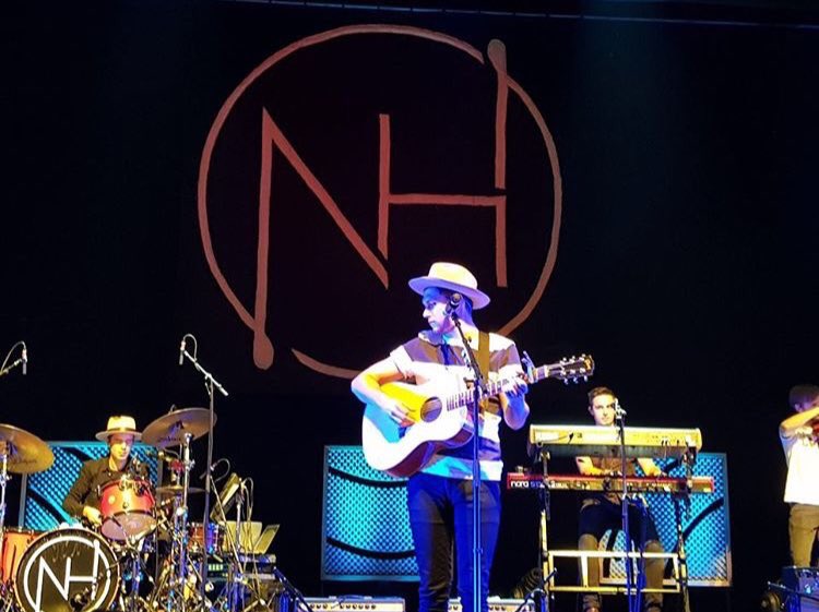 niallontours's tweet photo. hugogloss via instagram “O fofo niallhoran passando som pro show que faz daqui a pouco no Rio de Janeiro!Vai ser lindo” #FlickerSessionsTour https://t.co/enUZ8wR1f7