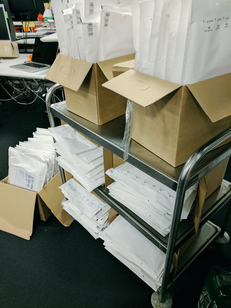 Nu også med natarbejde!
Første sending af #helpmarketingbogen er officielt ude af vores hænder og på vej til dejlige læsere. 🙏