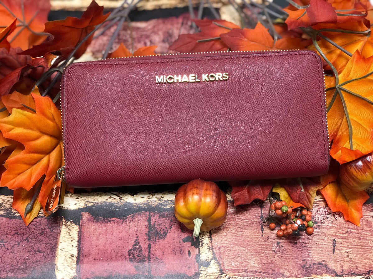 Are you in love with Michael Kors? If not, this wallet will make you "Fall" right in! We currently have a range o...