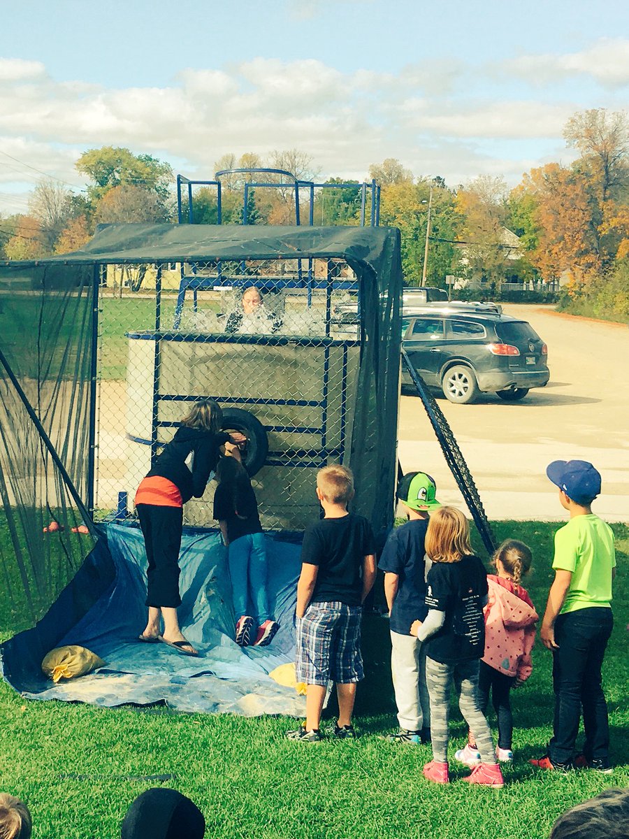 room6journey's tweet photo. We raised $900 for the Terry Fox Foundation @WpgBeachSchool Thanks to all the brave volunteers #TerryFox2017 @TerryFoxCanada https://t.co/dUt3febo2d