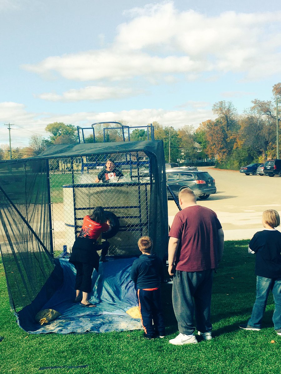 room6journey's tweet photo. We raised $900 for the Terry Fox Foundation @WpgBeachSchool Thanks to all the brave volunteers #TerryFox2017 @TerryFoxCanada https://t.co/dUt3febo2d