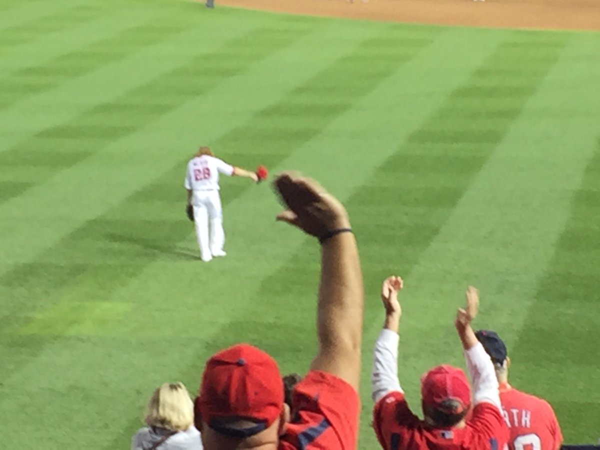 kittyfelde's tweet photo. Tip of the hat from #JasonWerth. #Nats #MLBmemorybank https://t.co/rqxlwxRF4B