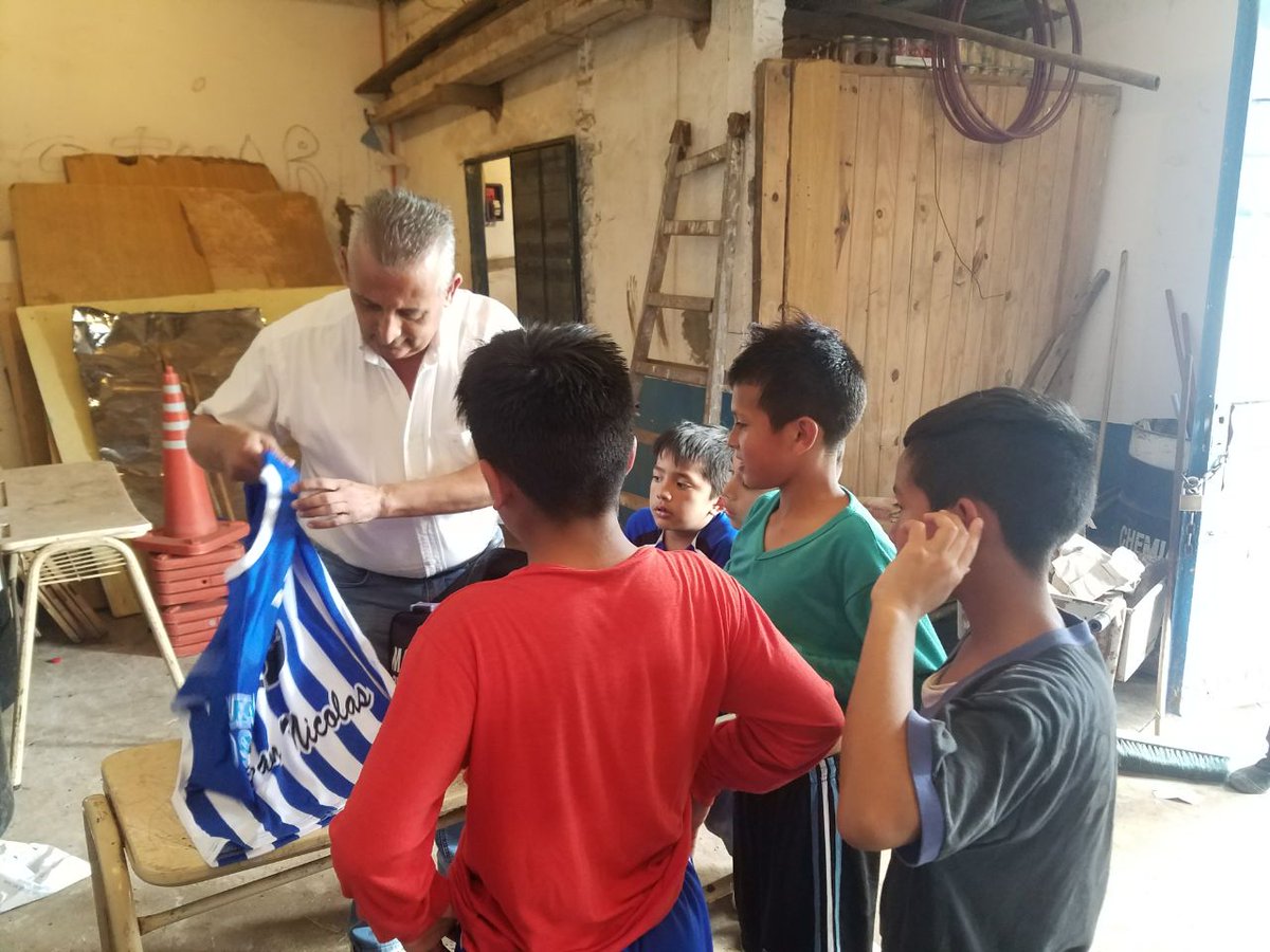 DanielZisuela_'s tweet photo. En el día de ayer estuvimos nuevamente en el Club San Nicolás haciendo entrega de camisetas para la cat. 2005.

#1País #JuntosSomosLaFuerza https://t.co/eEgCm9LYDj