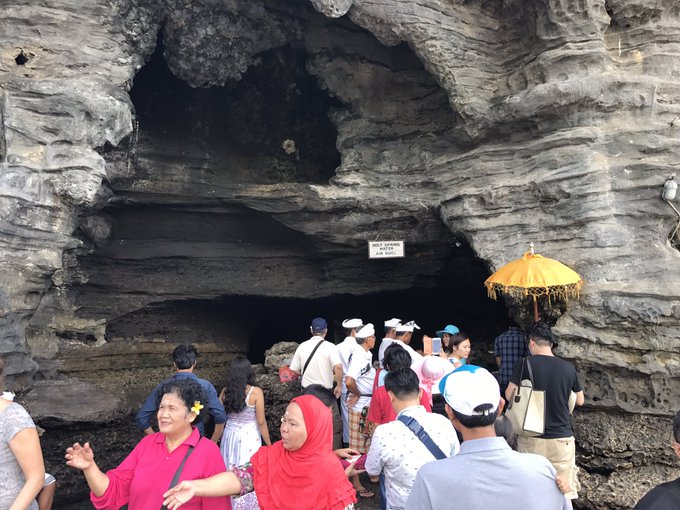 3 pic. Got blessed by the holy men with holy water from Tanah Lot in Bali https://t.co/3hg6ANJ5QD