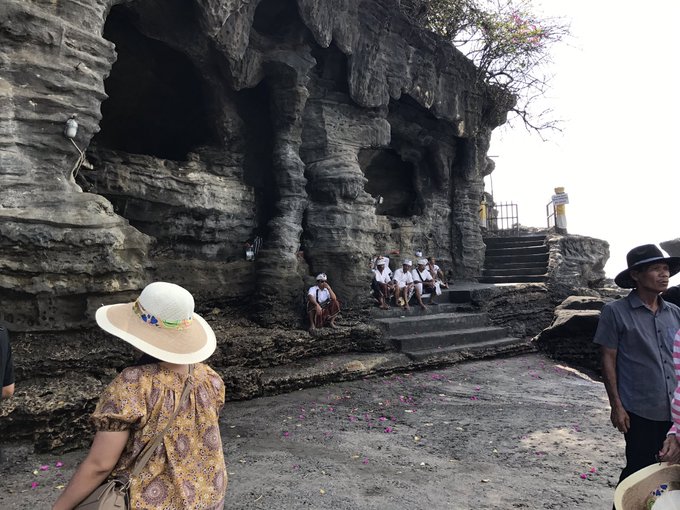 4 pic. Got blessed by the holy men with holy water from Tanah Lot in Bali https://t.co/3hg6ANJ5QD