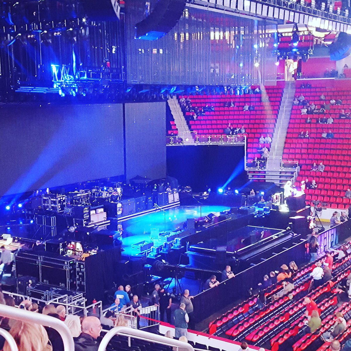 Bobby_Fuller306's tweet photo. Sitting in the stands of a sports arena waiting for the show to begin.... #PaulMcCartney #Beatles #OneOnOne #FansOnTheRun https://t.co/waCgv35Ppt