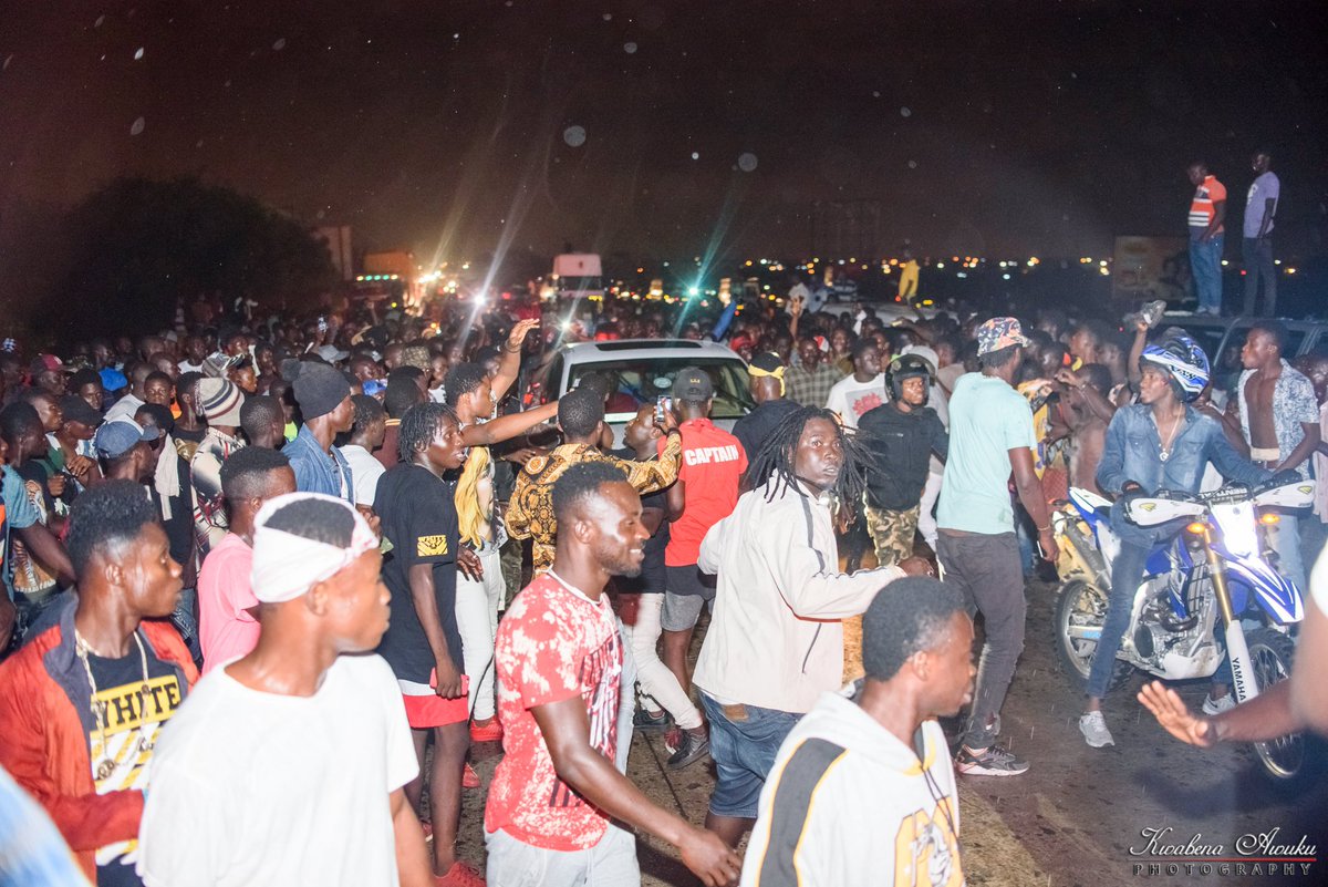 Shotoflex's tweet photo. RT shattawalegh "RT AwesomeCurtis: This is how ShattaWaleGH was welcomed to Ashaiman this dawn. Fans met him on the motorway. #AshaimanToTheWorldConcert #ATTWC17 https://t.co/ncldF2PN15"