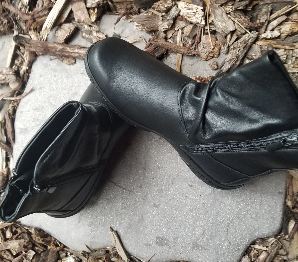 adventuregal1's tweet photo. Just in time for fall. Check out my #review of @hottershoes Whisper Boots #ad #gotfree
https://t.co/RPe8p6pX05 https://t.co/hDaLbBPKO9