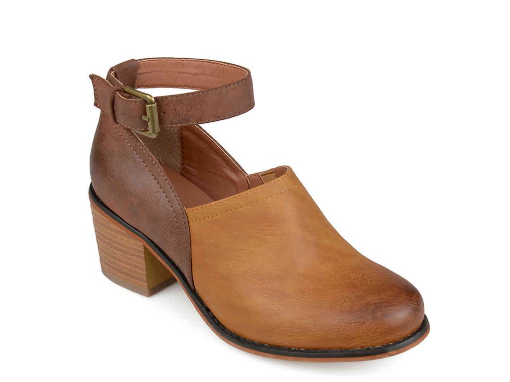 Wildflowers914's tweet photo. @VN373 Same. Ended up w/these so my ankles could breathe #winsomelosesome if only I could find a gold necklace that isn’t a choker now https://t.co/c1vfUmBAau