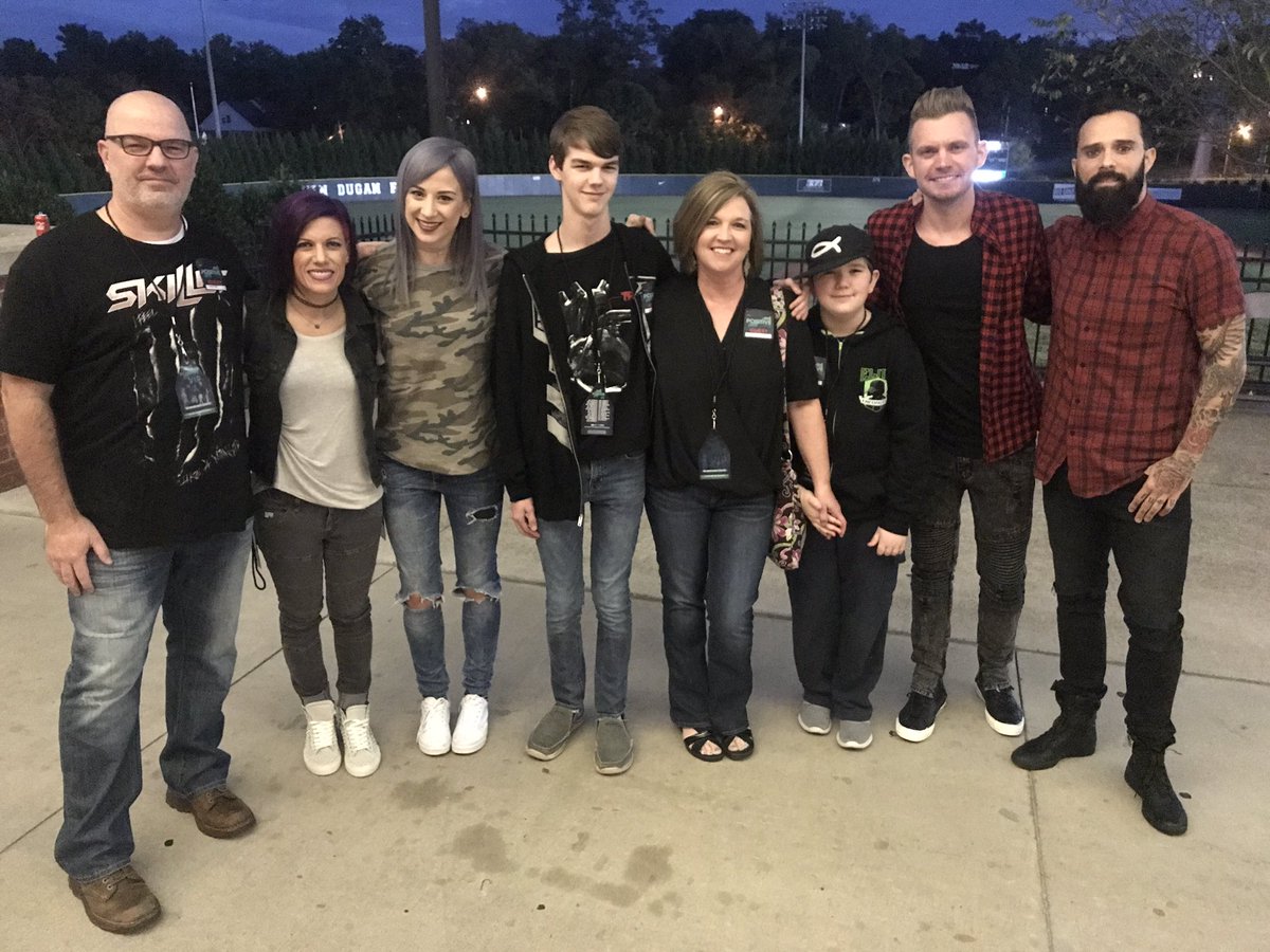 LifeWay_Tunes's tweet photo. @skilletmusic thanks for the hang time.  @johnlcooper @koreycooper @MorrisonSeth @JenLedger https://t.co/2uuX2s5hqY